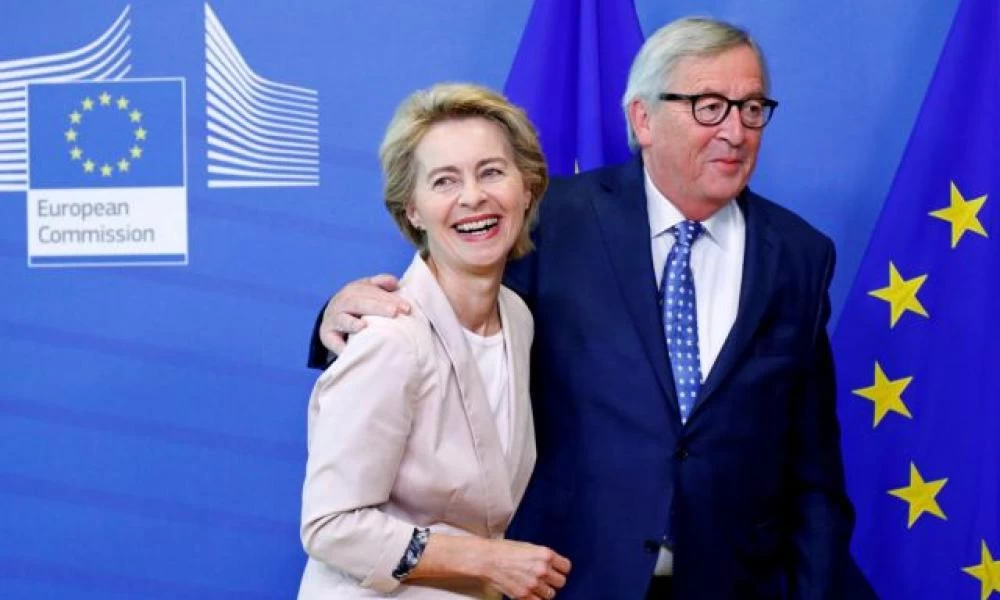 "Δέχεται πυρά" για να παραιτηθεί λόγω εμβολίων η Φον ντερ Λάιεν